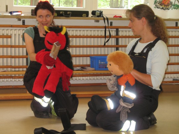 Mit den Handpuppen Fix und Feuerteufel im Kindergarten