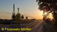 Blick auf das brennende Windrad von Iphofen aus gesehen